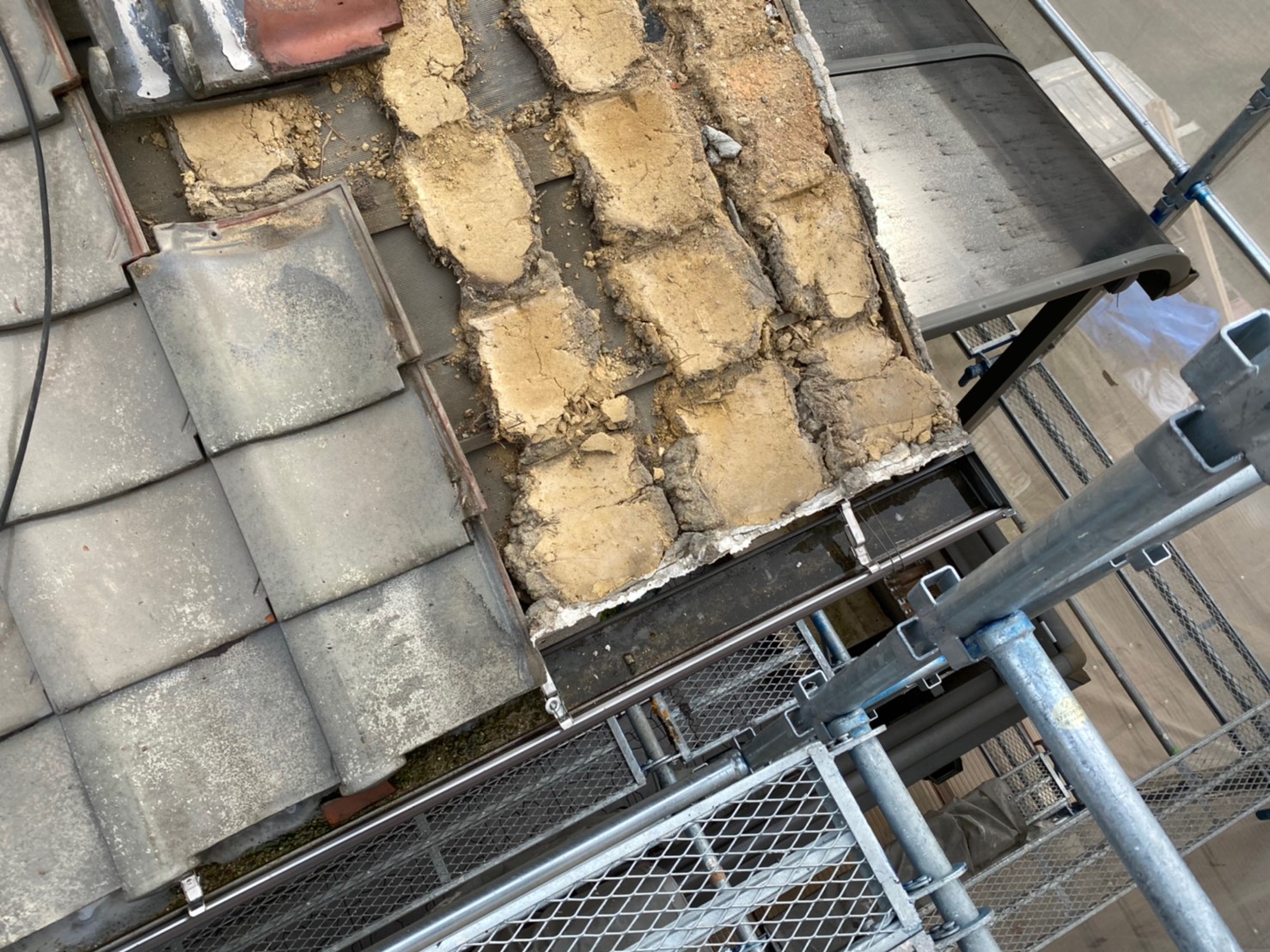 瓦を剥がし解体撤去